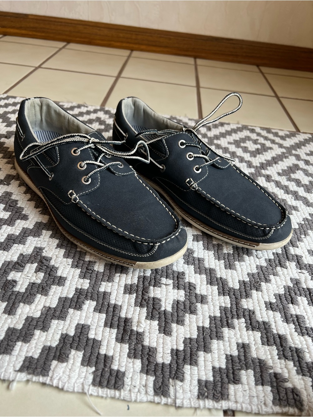 IZOD men’s sz 10 navy blue boat shoes